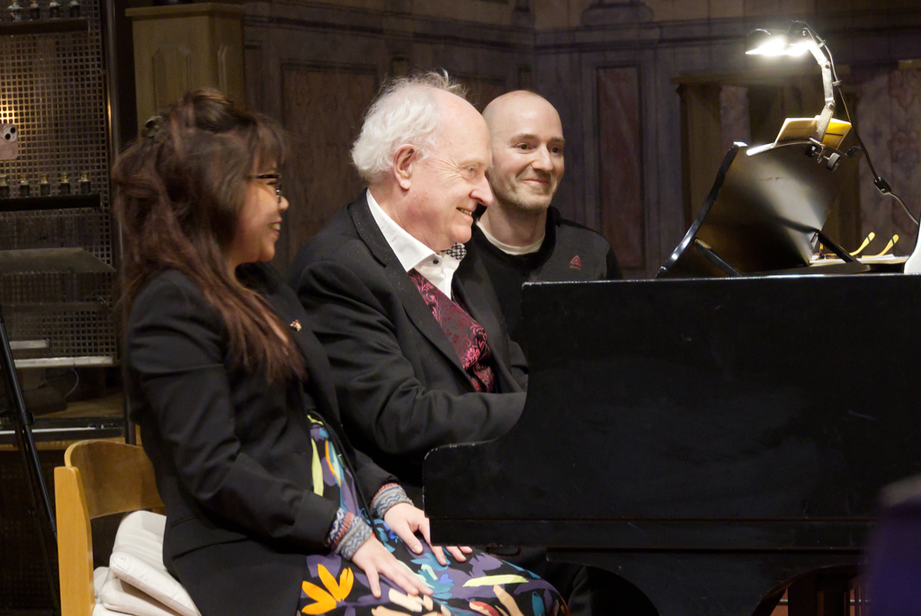 Lö 21/2 kl 18:00 – Fyrhändigt piano med sagor, klockor och bilder